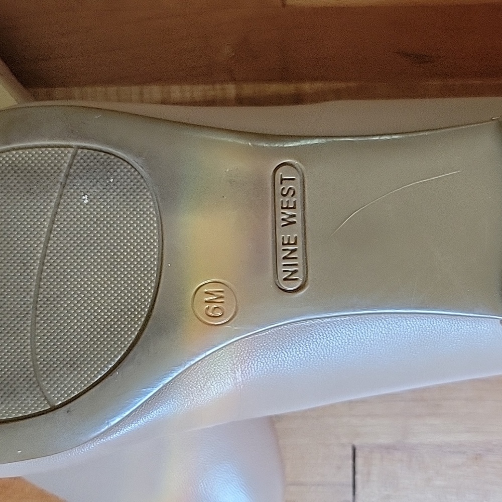 Size 6 M Nine West leather flats